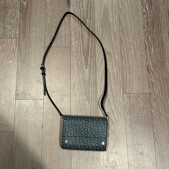 Calvin Klein purse - Picture 1 of 3